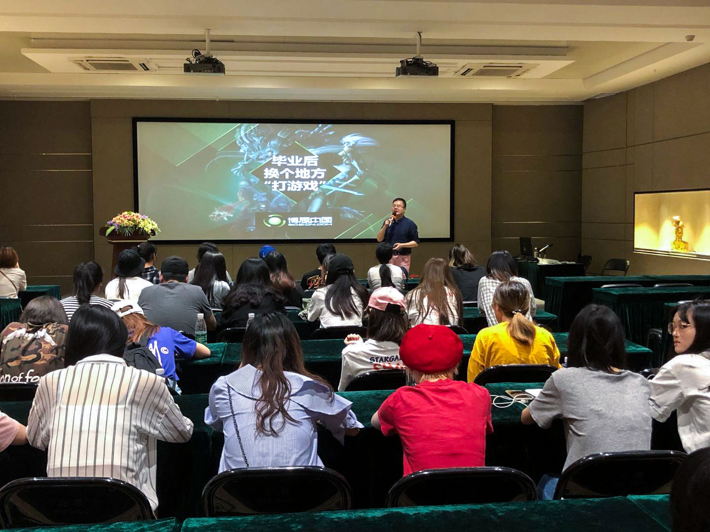 东华大学师生团体莅临DB彩票
参观