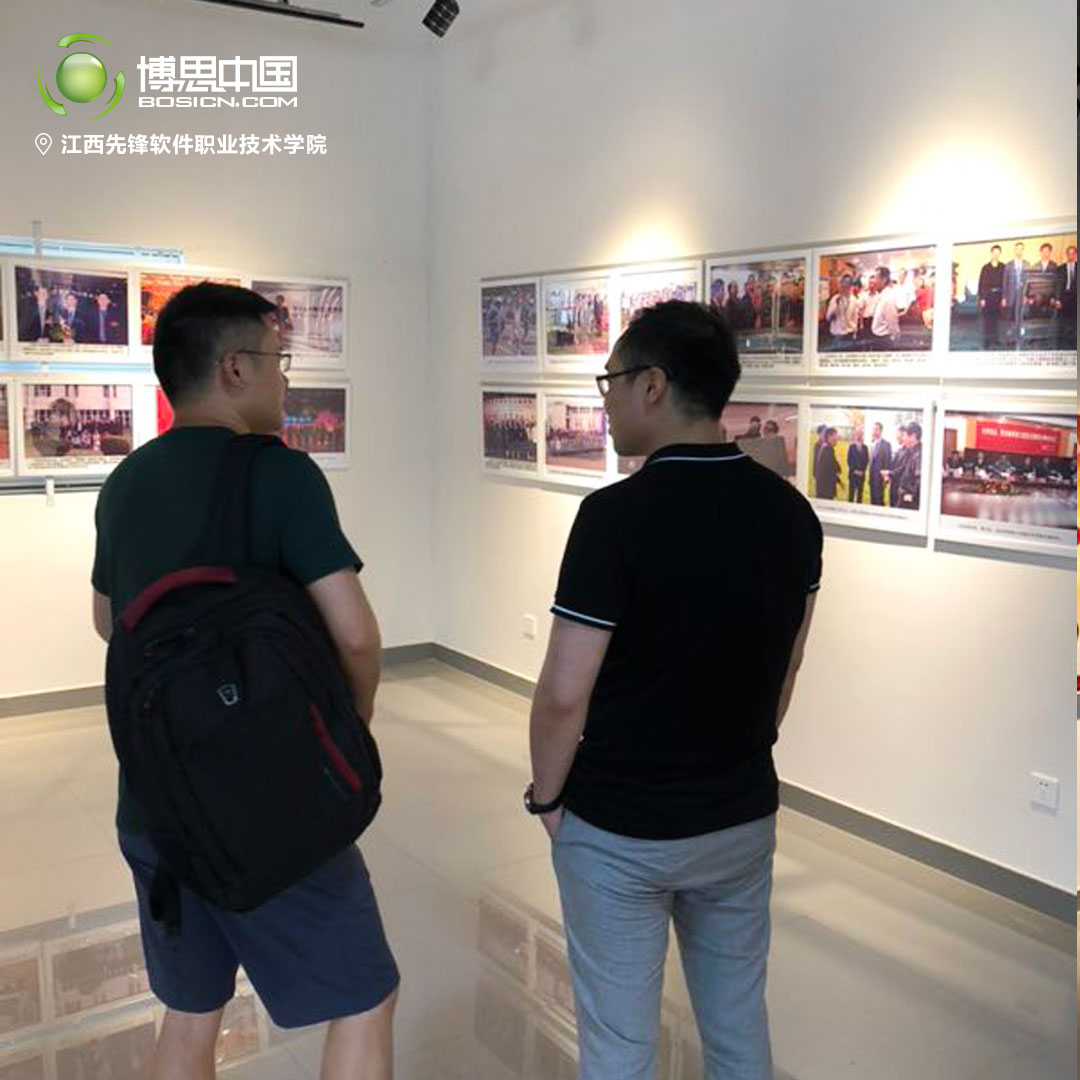 庆贺八一，DB彩票
教师团体前往南昌大学参观(图2)